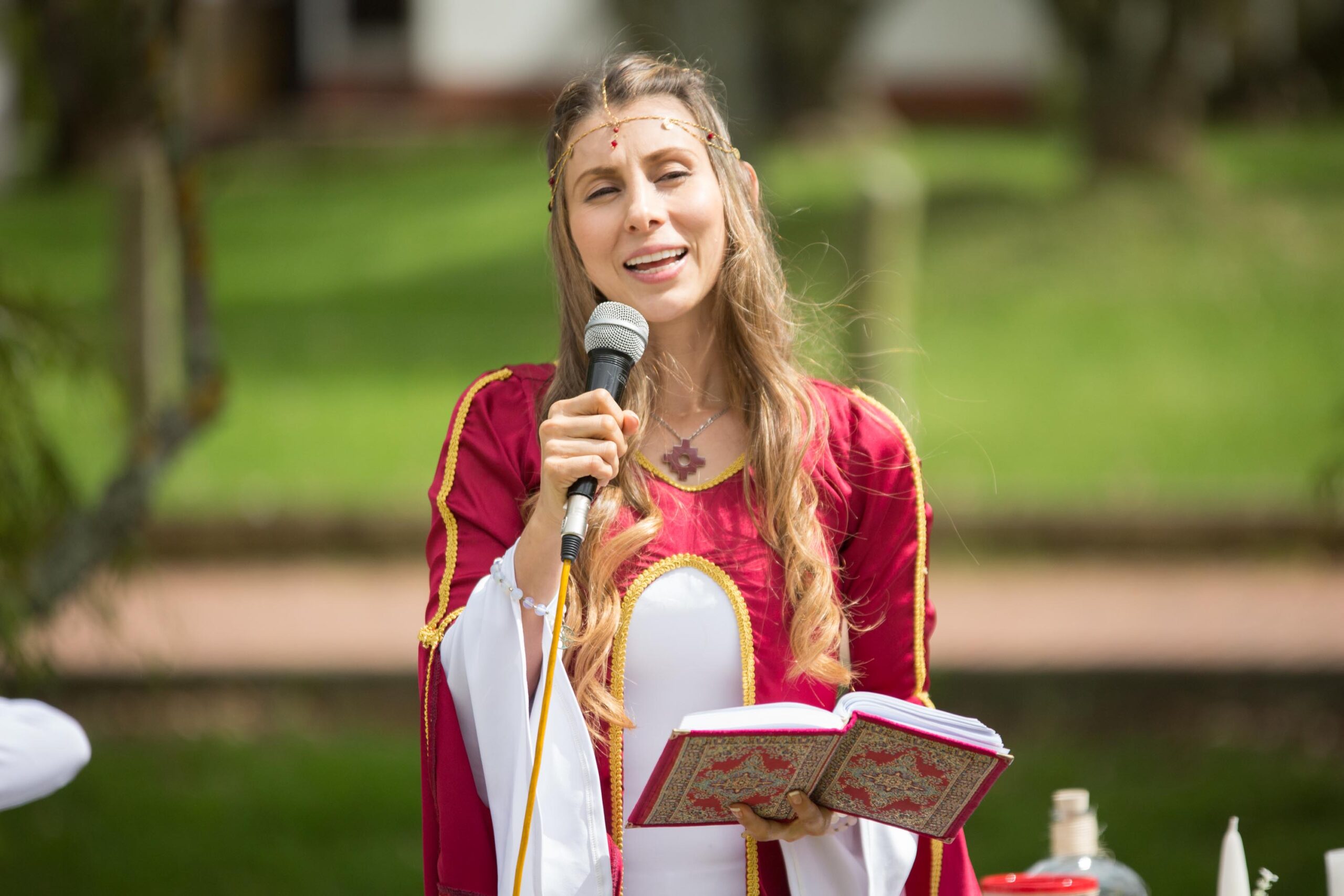 A ti, que buscas oficiante para el día de tu boda: